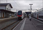 RABe 512 019 in Aigle. Daneben wartet RABe 512 011 auf die Rückkehr nach Grandson als S-Bahn. Januar 2026.