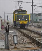 Im Rahmen der offenen Tür des Modellbahnclubs Balsthal zeigt sich die herrlich restaurierte SNCF C 20155 UIC N° 97 85 1 932-0 (ex SBB Ee 3/3 II 1615, ex SNCF C 20155) und bietet zwischen Balsthal und Klus Führerstandsmitfahrten an. 
Das Bild zeigt die Lok bei der Weiche 12, wo sie auf die Abfahrt des planmässigen Zuges nach Oensingen wartet, damit sie zum Bahnsteig fahren kann. 

8.November 2025