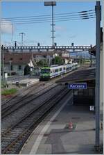 Der BLS RBDe 565 241 ist als S 52 von Lyss via Kerzers nach Bern unterwegs und wartet nun in Kerzes auf den Gegenzug.

6. Juni 2021