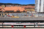 Ein Domino-Wagen im Bahnhof La Chaux-de-Fonds, der zur Zeit v�llig erneuert wird. 2009 - 2013 wurden von Bombardier 140 Domino-Wagen f�r die total erneuerten NPZ RBDe 560-Z�ge gebaut, um die bisher als Zwischenwagen eingereihten Wagen EW I und EW II abzul�sen. Im Bild 50 85 29-43 179 aus der Serie mit WC (Nr. 101-192). 23.April 2021  