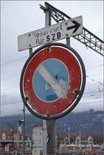 Die Solothurn-Zolligkofen-Bahn lebt. Eingeschränktes Halteverbot am Mitarbeiterparkplatz der SZB... pardon RBS. Solothurn, Februar 2026.