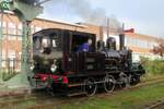 Museumbuurtsporweg MBS 7853 lauft am 23 Oktober 2016 um in Haaksbergen. In 1945 kauften die Niederländische Staatseisenbahnen zwei ex-JS, ex-SBB Tigerli (8438 und 8439). In 1948 wurden die beide Dampfloks ausgemüstert. In 1910 wurde ein Tigerli für Alusuisse gebaut und in 1996 von die MBS gekauft. Weil es kein Originallok war wurde die jetzt Niederländische Tigerli (auch Navizence genannt) als 7853 eingereiht und ist heute betriebsfähig, wie sie hier in Haaksbergen unter Beweis stellte.
