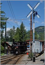 Die Blonay Chamby BAM G 3/3 6 ist zum Nationalfeiertag festlich geschmückt.