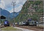 Ein Bild aus Bodio mit vielen Loks: Links im Bild eine unbekannte vierachsige Industriebahn  Dieselok der Trensol, in der Mitte des Bildes fährt ein Güterzug mit einer Railpool 187 und einer