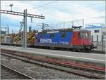 Bei der inzwischen  doch recht seltene Möglichkeit, eine SBB Re 4/4 II zu fotografieren, wagte ich die wenig beliebte Art des  über den Bahnsteig hinweg : Im Bild die SBB Re 4/4 II 11288 (Re