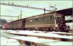 Hier noch die farbige Variante eines bereits bekannten Bildes: Die SMB Re 4/4 III 181 wartet mit ihrem Regionalzug nach Solothurn in der Zugsausgangsstation Moutier auf die Abfahrt.

23. Feb. 1985 