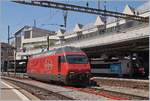 Eine SBB Re 460 in Lausanne in an und für sich keine Seltenheit, eine hier rangierende hingegen ist aber doch nicht so häufig zu beobachten: die SBB Re 460 114-2  Circus KNIE  (UIC 91 85 4