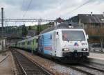 BLS: RE Bern-Luzern mit der Re 465 001-6 bei der Einfahrt Langnau im Emmental am 11.