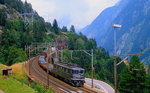 Eine Ae 6/6 fährt im Juli 1983 mit einem Güterzug über die Mittlere Meyenreussbrücke die Gotthard-Nordrampe hinunter (Neubearbeitung eines bereits bei Bahnbilder.de