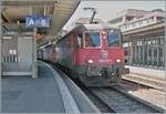 Leider nicht optimal war mein Standort zum Motiv, welches in Lausanne die Abfahrt zweier SBB Cargo Re 6/6 in Richtung Wallis zeigt: An der Zugsspitze führt die SBB Re 6/6 11610 (Re 620 91 85 4