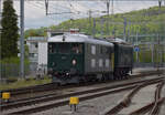 Zum Fest 150 Jahre Nationalbahn durfte Bm 4/4 II 18451 nach einer kleinen Ewigkeit von 10 Jahren endlich wieder an die frische Luft und wurde von Ae 3/5 10217 an ihren früheren Einsatzort nach Etzwilen gebracht. Hier in Wildegg, April 2025.

Zum letzten Mal war die Lok auf den Abschiedsfahrten 2015 des Dreischienengleis Wohlen-Bremgarten im Einsatz ( http://igschieneschweiz.startbilder.de/bild/schweiz~dieselloks~am-44-bm-44-ii/439393/bdwmdvzodbbsbb-ueber-das-wochenende-vom-26.html ). Damals krankte sie an der Motorkühlung und stellte sich unterwegs zeitweise ab. Mittlerweile ist sie weitgehend aufgearbeitet, aber das Kühlsystem ist noch teilweise in Arbeit. Daher wird ihr eine Fahrt nach Singen verwehrt bleiben ( http://igschieneschweiz.startbilder.de/bild/deutschland~bahnhof~singen-htw/470596/am-bahnhof-von-singen-hohentwil-sbb-zug.html ). Im Rangierdienst wird sie am Fest jedoch genug Arbeit haben und sich wunderbar präsentieren können.