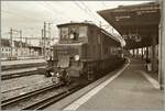 In Lausanne auf Gleis 1 wartet die SBB Historique Ae 4/7 10976 mit ihrem SBB Schulzug (hier nicht zu sehen) auf die Weiterfahrt.