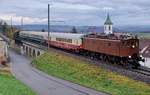 SBB/DB: DB/SBB HISTORIC: 
Rückführung der Ce 6/8 III 14305 von Meiningen bis Olten nach zwei Jahren.
Die Überfuhr  wurde vom 3. November bis 5. November 2017 durch das Team Lützel durchgeführt. Als Zugloks standen die 140 423 sowie die 218 460 vom DB Museum Koblenz im Einsatz. Als Begleitwagen für Eisenbahnfreunde wurden zwei Bm und der Clubwagen mitgeführt. Die 218 460 machte sich bereits kurz nach der Ankunft in Singen nach der Betankung als Lokzug auf die Rückfahrt. In Schaffhausen wurden die Ce 6/8 III 14305 und die Begleitwagen von der Be 4/7 12504 übernommen für die Weiterfahrt nach Olten.
Diese Aufnahme vom 5. November 2017 dokumentiert die Überfuhr bei Lottstetten am späten Nachmittag bei schlechten Lichtverhältnissen.
Foto: Walter Ruetsch  