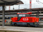 Die Elektrische Zweifrequenz-Rangierlok Ee 922 022-9 (97 85 1 922 022-9 CH-SBB) der SBB f�hrt am 17.02.2017 im Bahnhof Basel SBB.