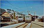 Eine MOB Ge 4/4 Serie 8000 und ein GDe 4/4 6000 warten in Zweisimmen auf die Abfahrt.