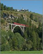 Guarda (Schauen) heisst der Ort hoch oben auf dem Berg - Schauen und Geniessen werden wohl auch die Reisenden des RE von Scuol nach Pontresina mit einer Ge 4/4 II.