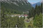 Die RhB Ge 6/6 704 mit einem Nordwärts fahrenden Gèterzug auf em Albula-Viadukt III zwischen Preda und Muot.