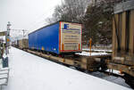 Achtachsiger niedrig gelegte Doppelwagen Jumbo II / Mega II (Trag-/Taschenwagen-Doppeleinheit) der Gattung Sdggmrrss, 83 85 493 3 329-5 CH-HUPAC, der Hupac Intermodal SA, am 19.01.2023 im Zugverband