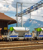 BLS Neuschotterwagen der Gattung Fccnpps (21 RIV 85 CH-BLS 6439 723-8) angestellt am 28.05.2012 im Bahnhof Spiez.

Technische Daten:
Spurweite: 1.435 mm
Anzahl der Achsen: 2
Länge über Puffer: 10.000 mm
Achsabstand: 8.760 mm
Eigengewicht: 12.350 kg
Max. Ladegewicht: 32,6 t (ab Streckenklasse D)
Ladevolumen: 22,0 m³
Höchstgeschwindigkeit: 100 km/h beladen (120 km/h leer)
Kleister bef. Gleisbogen: R 75 m