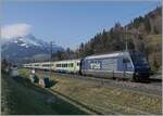 Die BLS Re 465 002 erreicht mit ihrem EW III Regionazug von Spiez nach Frutigen den Halt Mülenen.