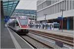 Der SBB RABe 523 028 als R6 nach Genève und im Hintergrund zwei TL TSOL Be 4/6 558 Treibwagen als M1 nach Lausanne Flon. 

Renens VD, den 29. Feb. 2024