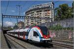 Vier Geleise, drei Strecken, zwei Stromsysteme und ein Zug - zwischen St-Jean und Gen�ve sind der SBB LEX RABe 522 221 (und ein weiterer) als RL4  von Coppet nach Annemasse unterwegs und konnte Gen�ve und St-Jean fotografiert werden. Der Zug nutzt hier auf der Doppelspur der Strecken nach Gen�ve A�ropot das linke Gleise, welches aber bei der Doppelsspur nach Annemasse das rechte Gleise ist. Die Abzweigung der beiden Strecken erfolgt in  St-Jean  welches in der im Hintergrund zu sehenden �berdeckung/Tunnel mit dem gleichnamigen Namen liegt. 


1. Juni 2026 