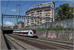Vier Geleise, drei Strecken, zwei Stromsysteme und ein Zug - zwischen St-Jean und Gen�ve ist der SBB LEX RABe 522 228 als RL5 23042 auf der Fahrt von Gen�ve nach La Plaine. 
Der Zug f�hrt auf dem nach dem Bau der Strecke nach Gen�ve A�roport verblieben Gleis welches nach SNCF Normen ausgelegt ist und somit mit AC 25000 Volt 50 Hertz elektrifiziert ist. Links davon verlaufen die beiden Geleise der Doppelspur von und nach Gen�ve A�roport und ganz links im Bild das Gleis nach Annemasse. Diese drei Gleise sind mit SBB 16000 Volt 2/3 Hertz elektrifiziert. Das zweite Gleis von Links wird bis zur Abzweigung St-Jean auch von den Z�gen nach Annemasse genutzt, was wohl erkl�rt, weshalb auf der Strecke nach Annemasse rechtsverkehr herrscht. 


1. Juni 2026   