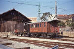 Alte Fahrzeuge auf der Orbe - Chavornay - Bahn: CFe 2/2 11 mit einem SBB Güterwagen K2 in Orbe, 17.Sep.