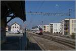 Der Bahnhof von Sugiez zeigt sich noch in der ursprünglichen Landbahnhofambiente, etliche Profilstangen deuten jedoch darauf hin, dass hier bald moderne Zeiten anbrechen werden.