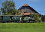 Historische Seethalbahn in Aktion.

E 3/3 3 'Beinwyl' der Seethalbahn fährt die Rampe aus Hochdorf Richtung Luzern hoch. Mit im Bild ist der zweiachsige SBB-Gepäckwagen F 16847. September 2024.
