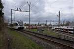 Dieser Tage streiken mal nicht Fahrzeuge, Weichen oder Signale im großen Kanton, sondern die Mitarbeiter.


Auf der Seelinie fährt munter RABe 526 797 der Thurbo die Seelinie entlang als S1 via St. Gallen nach Wil. Dahinter die mangels betriebsbereiter Strecke arbeitslosen Seehasen RABe 521 207 und RABe 521 208 und die Schwarzwaldbahnzüge mit 146 239 und 146 230. März 2023.
