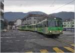 Ein Wintersport bedingt verstärkter A-L Regionalzug hat Aigle erreicht und fährt nun in die Altstadt und zum Bahnhof.