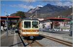 Der TPC A-L BDeh 4/4 302 und sein Bt 351 warten in Aigle auf die Abfahrt nach Leysin.