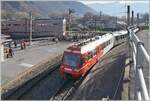 Während dem Umbau des M-C Bahnhof in Martigny wurde die Strecke Vernayaz M-C Martigny im SEV bediente und die TMR Züge starteten oder endeten in Vernayaz M-C. Das war einerseits eine gute Gelegenheit die nun dort etwas länger stehende Züge zu fotografieren, andererseits aber auch mit der Erfahrung verbunden, dass es in Vernayaz M-C gar nicht so einfach, die Züge ins Visier zu nehmen, besonders, wenn diese auf Gleis 2 stehen, wie diese Bild des TMR BDeh 4/8 N° 21 zeigt. 

19. Nov. 2025