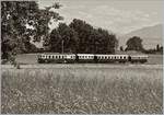 Wie  früher : Der BAM BCFe 4/4 N° 2 mit einem historischen Reisezug kurz vor Vufflens le Château.