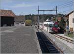 Mit dem schiebenden Be 4/4 124 verlässt der Regionalzug nach Bulle den Bahnhof von Broc Village.