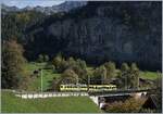Ein modernisierter WAB BDhe 4/4 ist mit einem Modul bei Lauterbrunnen unterwegs.