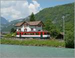 Bei der Station Aareschlucht West fährt dieser MIB Regionalzug der Aare entlang.