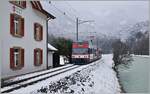 Der jetzt als Zentralbahn Be 125 013 (ex CEV/MVR Be 2/6 7004 - ex MIB Be 2/6 13) verkehrenden GTW erreicht von Innertkichen kommend die Haltestelle Aareschlucht West.