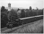 Einfahrt in Wabern des Abschiedszuges der Gaswerkbahn Bern, mit Blick auf die Kirche Wabern.