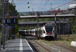 Wiesentäler auf Abwegen in Kontakt mit der Formsignaltechnik aus der Kaiserzeit.

RABe 521 002, RABe 521 030 'Kanton Jura' und RABe 521 007 am Zugschluss. Villingen, Juli 2022.