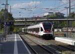 Wiesentäler auf Abwegen in Kontakt mit der Formsignaltechnik aus der Kaiserzeit.

RABe 521 002, RABe 521 030 'Kanton Jura' und RABe 521 007 am Zugschluss. Villingen, Juli 2022.
