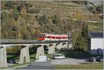 Ein Region Alps Nina ist bei Sembrancher auf dem Weg von Le Châble nach Martigny und fährt über die 370 Meter lange Sembrancher Brücke.
