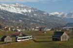 Mit Blick in das sich verengende Thurtal und einen Teil der Churfirsten wird die aus Schaffhausen kommende S8 23860 in Kürze den Ziel- und Endbahnhof Nesslau-Neu St.