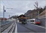 Blick auf den Bahnhof Broc Chocolaterie mit dem TPF RBDe 560 240 (mit dem Steuerwagen ABt 39-43 863-2 an der Spitze), der als RE 3819 auf die baldige Abfahrt nach Bern wartet. 

24. Januar 2024