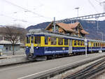 Zur grossen Ueberraschung wurde Triebwagen 304 der Berner Oberland Bahn BOB anfangs der 2010er Jahre doch noch �berholt und modernisiert. Er tr�gt nun das Wappen von Bern. Hier steht er mit einem Zug Richtung Zweil�tschinen in Wilderswil, 25.Dezember 2013 