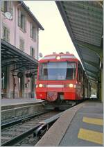 Nachdem die umsteigwilligen Reisenden in Richtung Chamonix den TMR BDeh 4/8 22 in Vallorcine verlassen hatten wurden sie wieder in den Zug hineinkomplimentiert, denn ausnahmsweise und entgegen den Fahrplanangaben  fuhr der TMR BDeh 4/8 22 bis Chamonix. Dort hingegen musste für die Weiterfahrt mit einem Busersatz vorlieb nehmen. 
Das Bild zeigt am unteren Bildrand wie die Stromschine vor  gefährlicher Berührungen geschützt wird. 

9. April 2026
