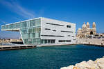 Die Villa Méditerranée in Marseille am 26.03.2015, ein Ausstellungsgebäude, das neben dem Museum der Zivilisationen Europas und des Mittelmeers (MuCEM) steht.

Das Gebäude wurde vom italienischen Architekten Stefano Boeri entworfen und 2013 eingeweiht. Die Basis des Gebäudes ist 2,25 Meter tief unter dem Meeresspiegel. Die Villa hat einen 40 Meter langen Ausleger, der 19 Meter über einen Pool von 2.000 m³ ragt. Es ist der größte Überhang der Welt. Der Ausleger enthält eine 760 m² große Ausstellungsplattform und ein Aussichtspunkt. 

Rechts die Kathedrale von Marseille (Cathédrale Sainte-Marie-Majeure de Marseille, meist Cathédrale de la Major).
