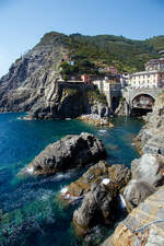 Riomaggiore (Cinque Terre) am 22.07.2022, rechts �ber den Bogen der Bahnhof Riomaggiore.