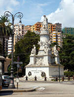 Das Kolumbus-Denkmal auf der Piazza Acquaverde (beim Bahnhof Genova Piazza Principe) in Genua der Hauptstadt der Region Ligurien, am 23 Juli 2022. 

Der Seefahrer und Amerikaentdecker Christoph Kolumbus (italienisch Cristoforo Colombo, spanisch Cristóbal Colón, portugiesisch Cristóvão Colombo) wurde um 1451 in Genua geboren und gehört so zu den berühmtesten in Genua geborenen Söhnen. 

Im Wettlauf mit Portugal um den Seeweg nach Indien im Rahmen des Indienhandels wollte Kolumbus den Weg im Westen erschließen. Bei der Entdeckung Amerikas 1492 stand Kolumbus in den Diensten des Königreich Kastilien (heute Spanien). 
